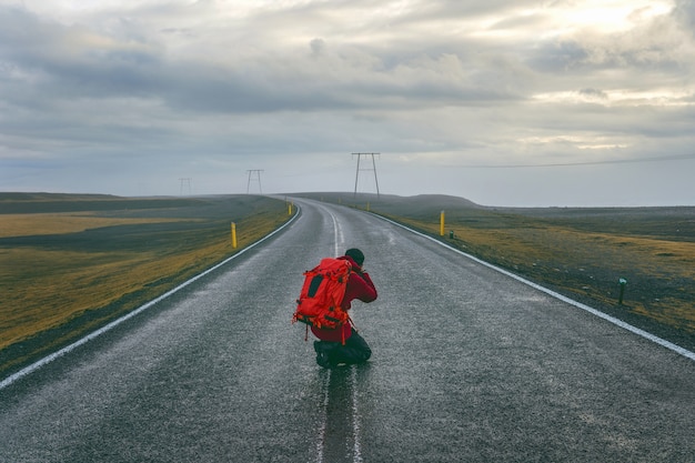 Gratis foto fotograaf die onderweg een foto maakt.