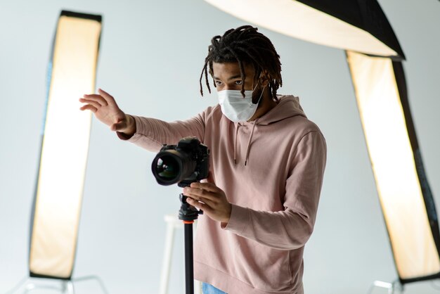 Fotograaf met medisch masker