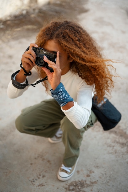 Fotograaf verkent een verlaten locatie