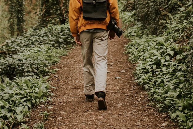 Fotograaf wandelen in het bos buiten achteruitkijkspiegel