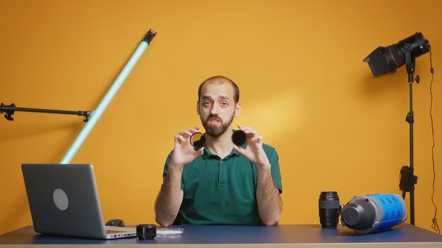 Fotografie blogger opname en filtervergelijking voor cameralenzen. Variabele ND-filterbeoordeling, camera-uitrusting en apparatuurvideo. Ceator influencer social media ster verspreidt online content