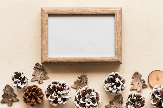 Fotokader tussen decoratieve winkelhaken en speelgoedsparren