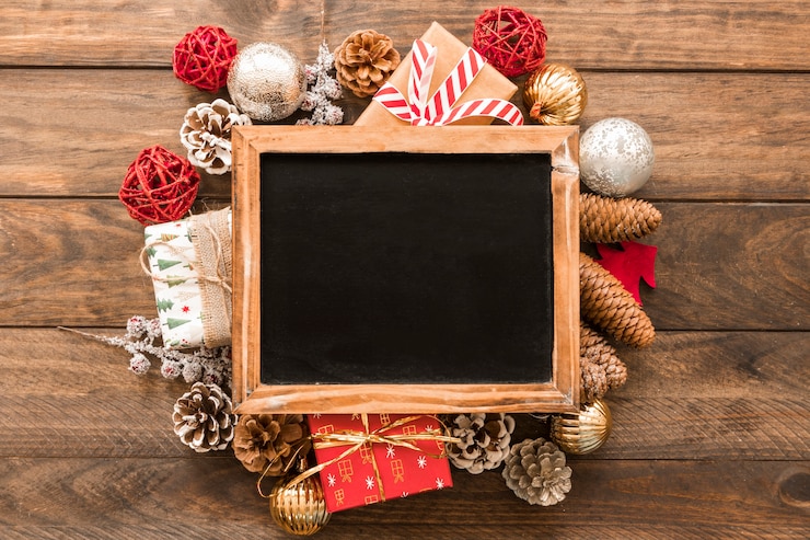Gratis Foto fotokader tussen kerstmisornamenten