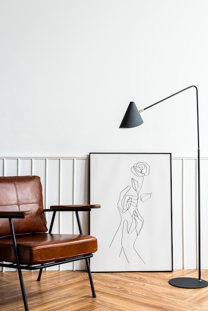 Fotolijst met lijntekeningen bij een lamp in een woonkamer