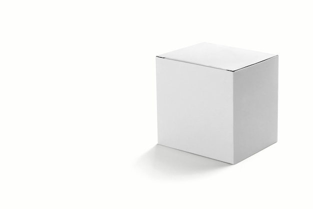 Fotorealistische flat square kartonnen pakket box mockup op lichtgrijze achtergrond. 3d-weergave. mockup-sjabloon klaar voor uw ontwerp.