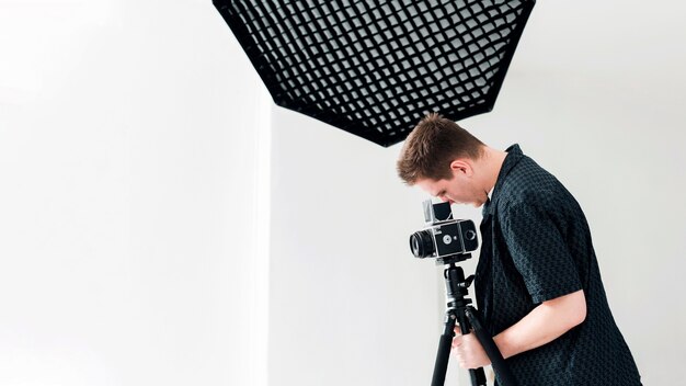 Fotostudio en man aan het werk met zijn camera's