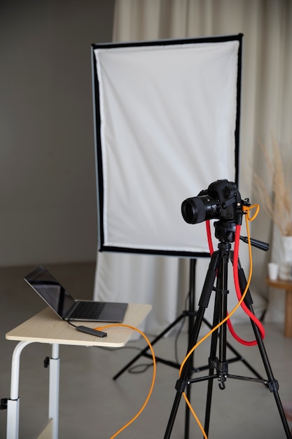 Gratis foto fotostudio met opstelling van apparatuur en items