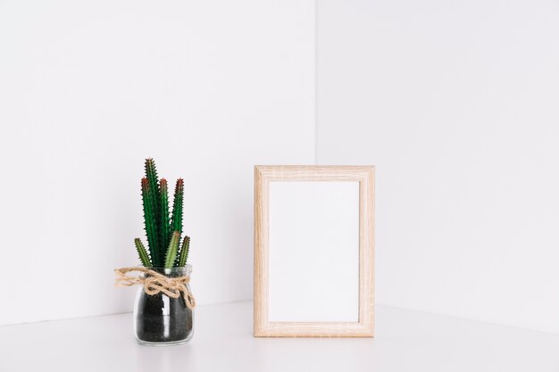 Frame en cactus in de hoek van de kamer