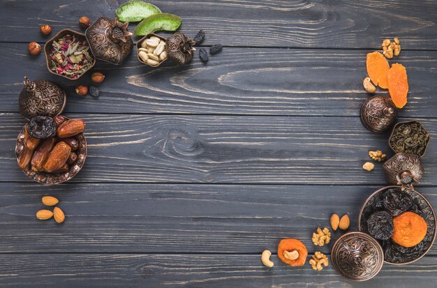 Frame gemaakt van verschillende gedroogde vruchten met noten