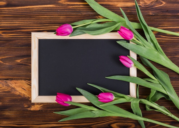 Gratis foto frame krijtbord en tulpen