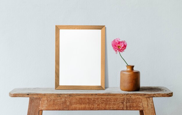 Frame met bloemen tegen blauwe minimale muur