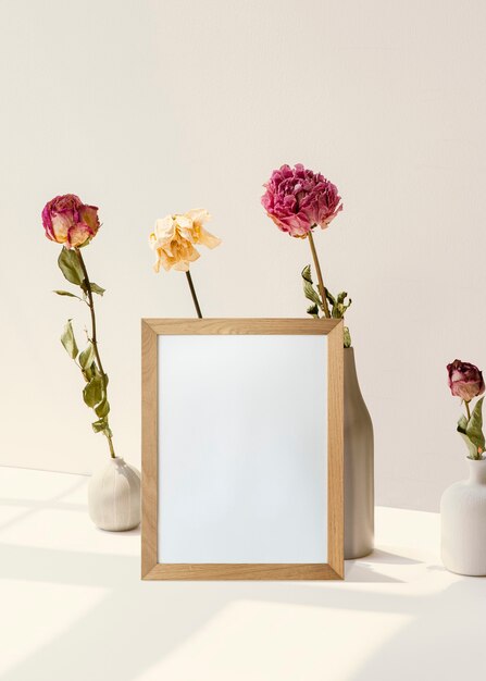Frame met bloemen tegen witte minimale muur