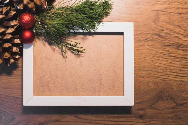 Gratis foto frame met decoratie van kerstmis