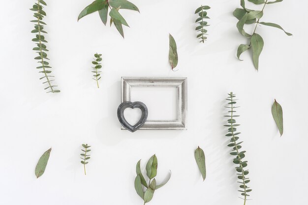 Frame met hart op florale muur