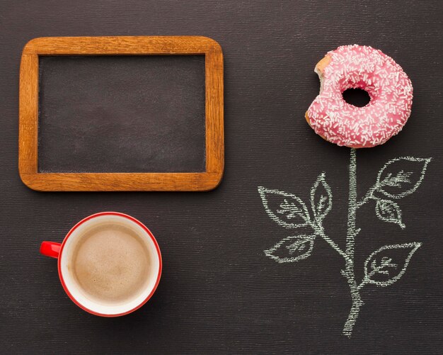 Gratis foto frame met koffie en donut