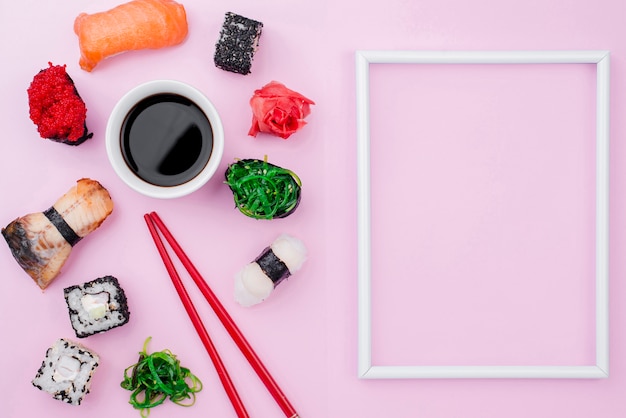 Gratis foto frame met sushi rolt naast