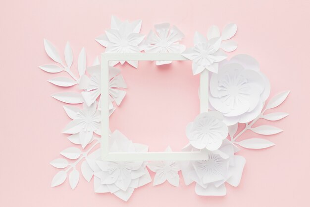 Frame met witte papieren bloemen