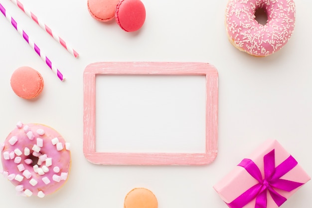 Gratis foto frame mock-up omringd door donuts