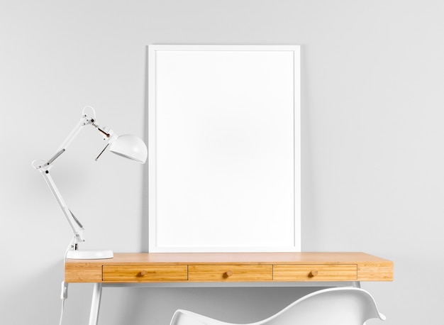 Gratis foto frame mock-up op tafel naast lamp