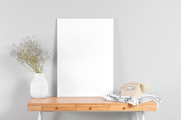 Gratis foto frame mock-up op tafel naast vaas