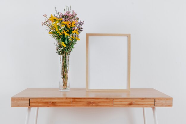 Frame op tafel in de buurt van bloemen