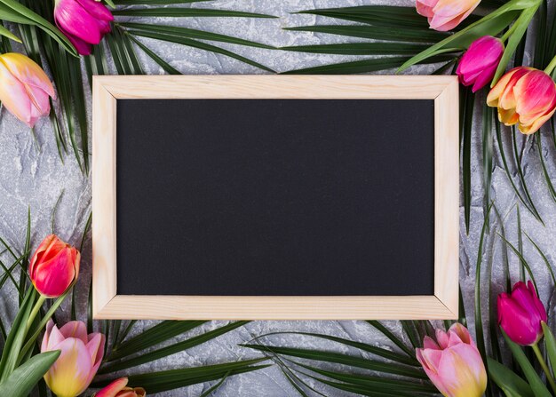 Frame schoolbord met bloemen langs de randen