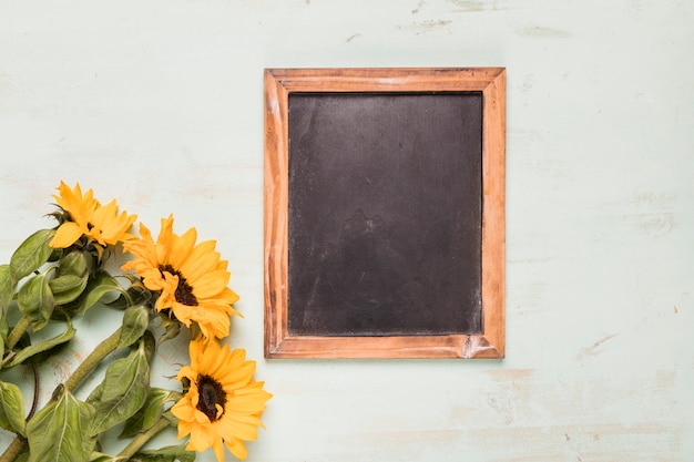 Gratis foto frame schoolbord met zonnebloemen