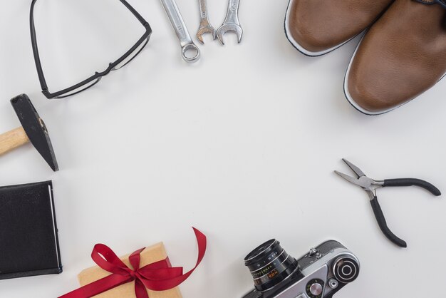 Frame van gereedschap, camera en schoenen