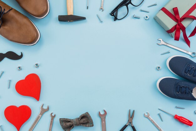 Frame van gereedschap, geschenkdoos en schoenen voor mannen