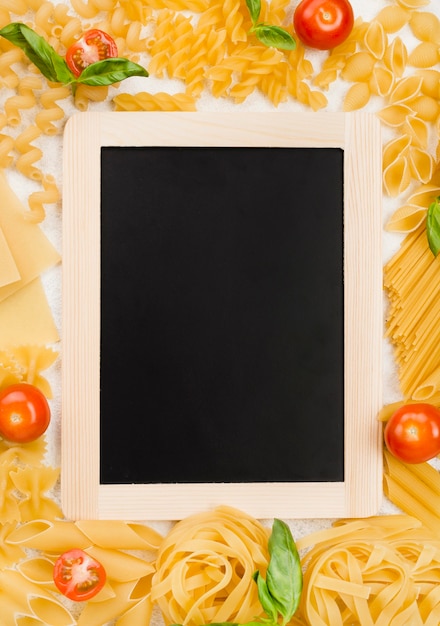 Gratis foto frame van italiaanse pasta en schoolbord