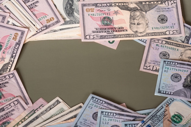 Frame van papieren bankbiljetten van dollars op olijfkleurige achtergrond. banken en financiën concept.