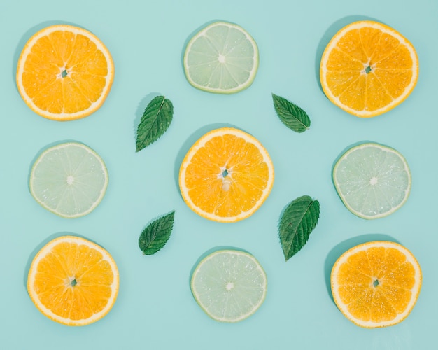 Frame van sinaasappel en citroenplakken