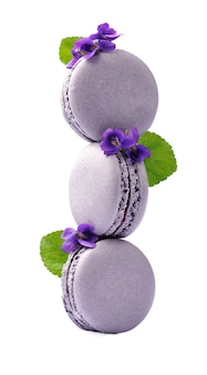 Franch bitterkoekjes taart met violet bloem op een witte achtergrond. Premium Foto