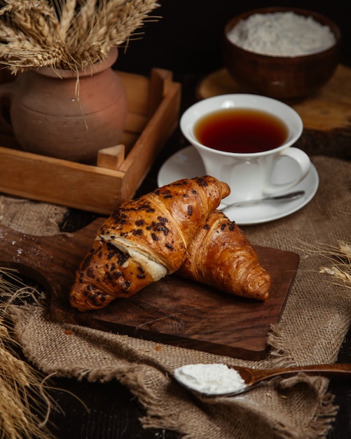 Franse croissants met een kopje zwarte thee.