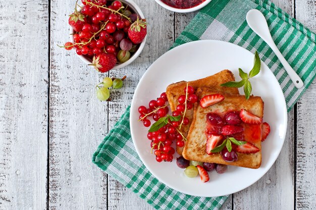 Franse toast met bessen en jam voor het ontbijt