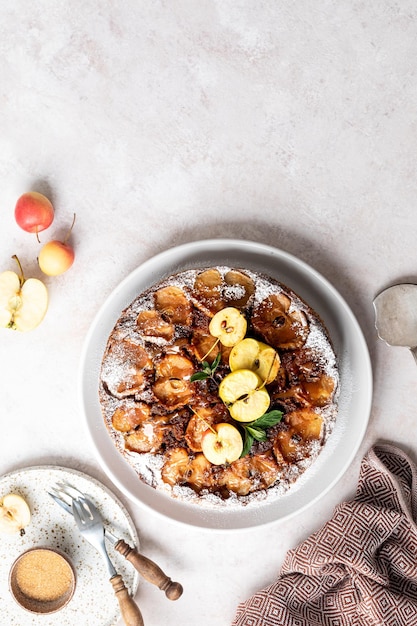 Gratis foto franse zoete tarte tatin appeltaart ondersteboven en verse rode appel bovenaanzicht