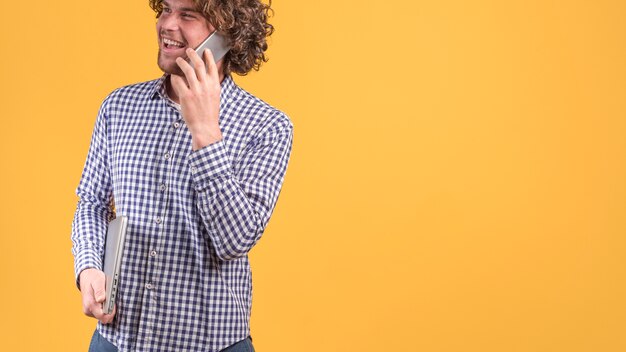 Freelance concept met de mens die telefoongesprek maakt