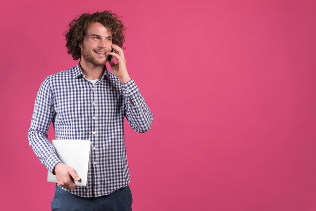 Freelance concept met de mens die telefoongesprek maakt