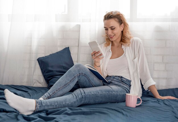 Freelance vrouw werken vanuit huis in bed