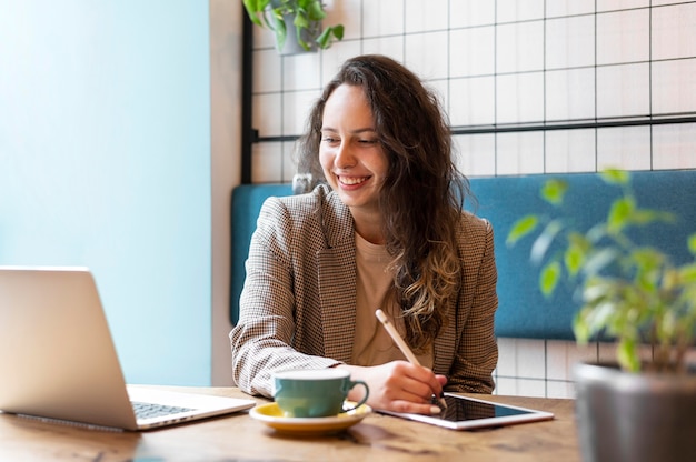 Gratis foto freelancer die met laptop en tablet werkt