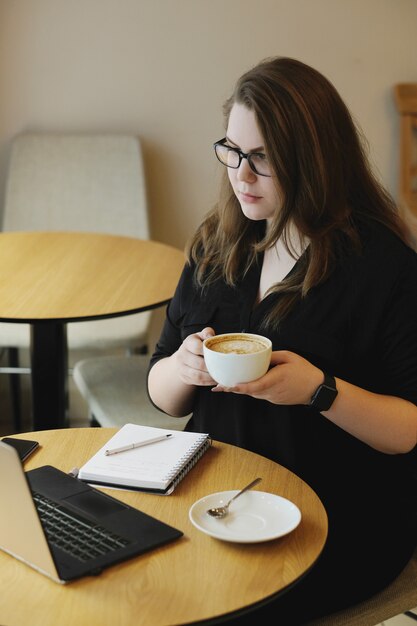 Freelancer die op laptop werkt