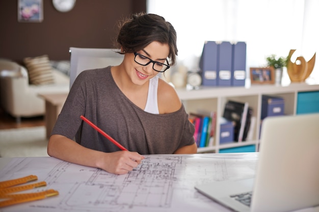 Gratis foto freelancer tijdens het werk in het thuiskantoor