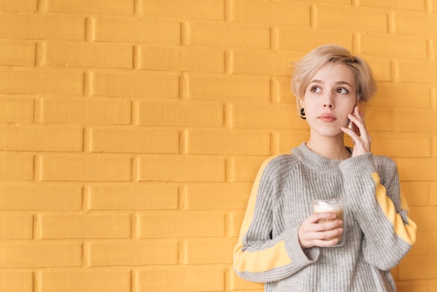 Gratis foto freelancerconcept met vrouw die voor muur roept