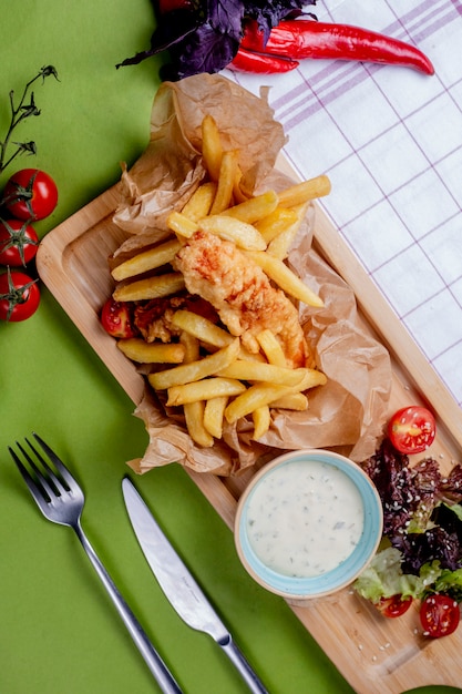 Frieten gemengd met goudklompjes en geserveerd met zure room