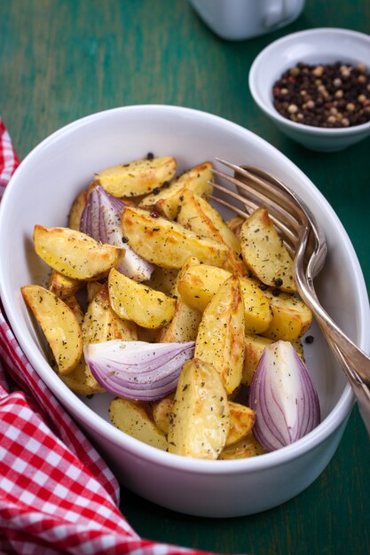 Frieten in een kom en een vork