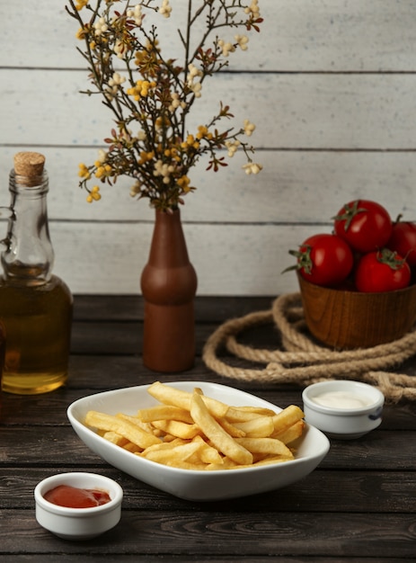 Frietenketchup en mayonaise op een houten lijst