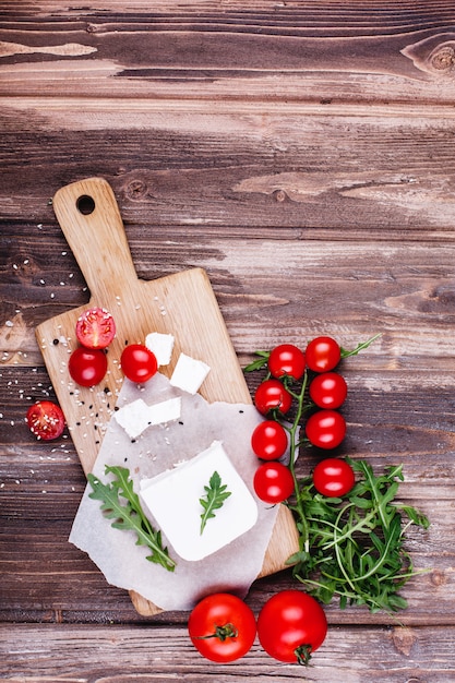 Fris en gezond eten. Heerlijk Italiaans diner. Verse kaas geserveerd op een houten bord