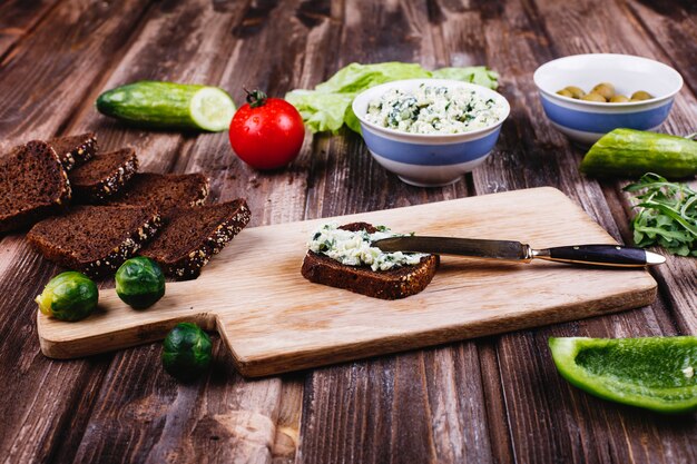 Fris en gezond eten. Ideeën voor ontbijt, snack of lunch. Brood met kaas