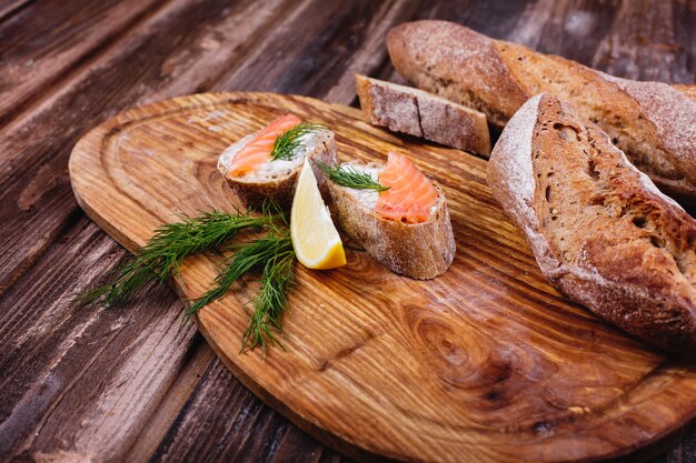 Fris en gezond eten. Snack- of lunchideeën. Zelfgebakken brood met citroen en zalm