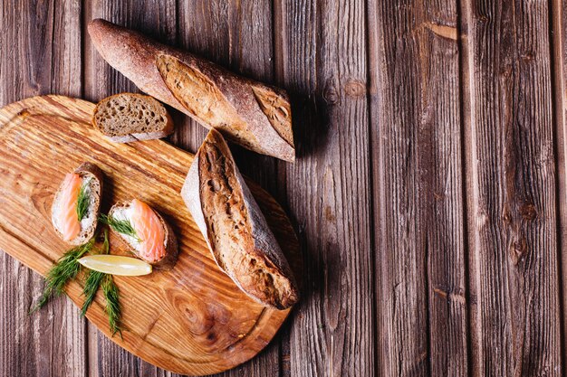 Fris en gezond eten. Snack- of lunchideeën. Zelfgebakken brood met citroen en zalm